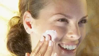 药店一款便宜药膏,每天用来擦脸,能淡化肌肤黑