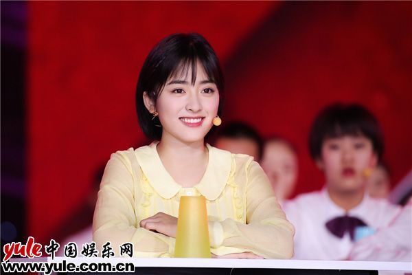 沈月亮相央视五四晚会 稻香杯子舞传递正能量