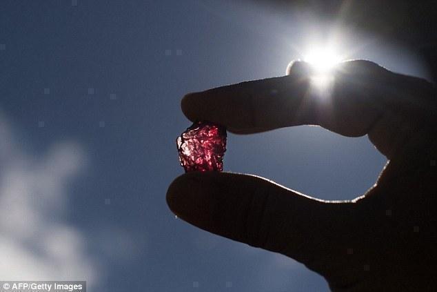 缅甸红宝石土地的矿工梦：一克拉八百万