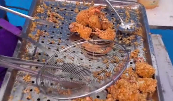 山西小哥卖泰国香酥一口蟹,用微笑招待客人,一