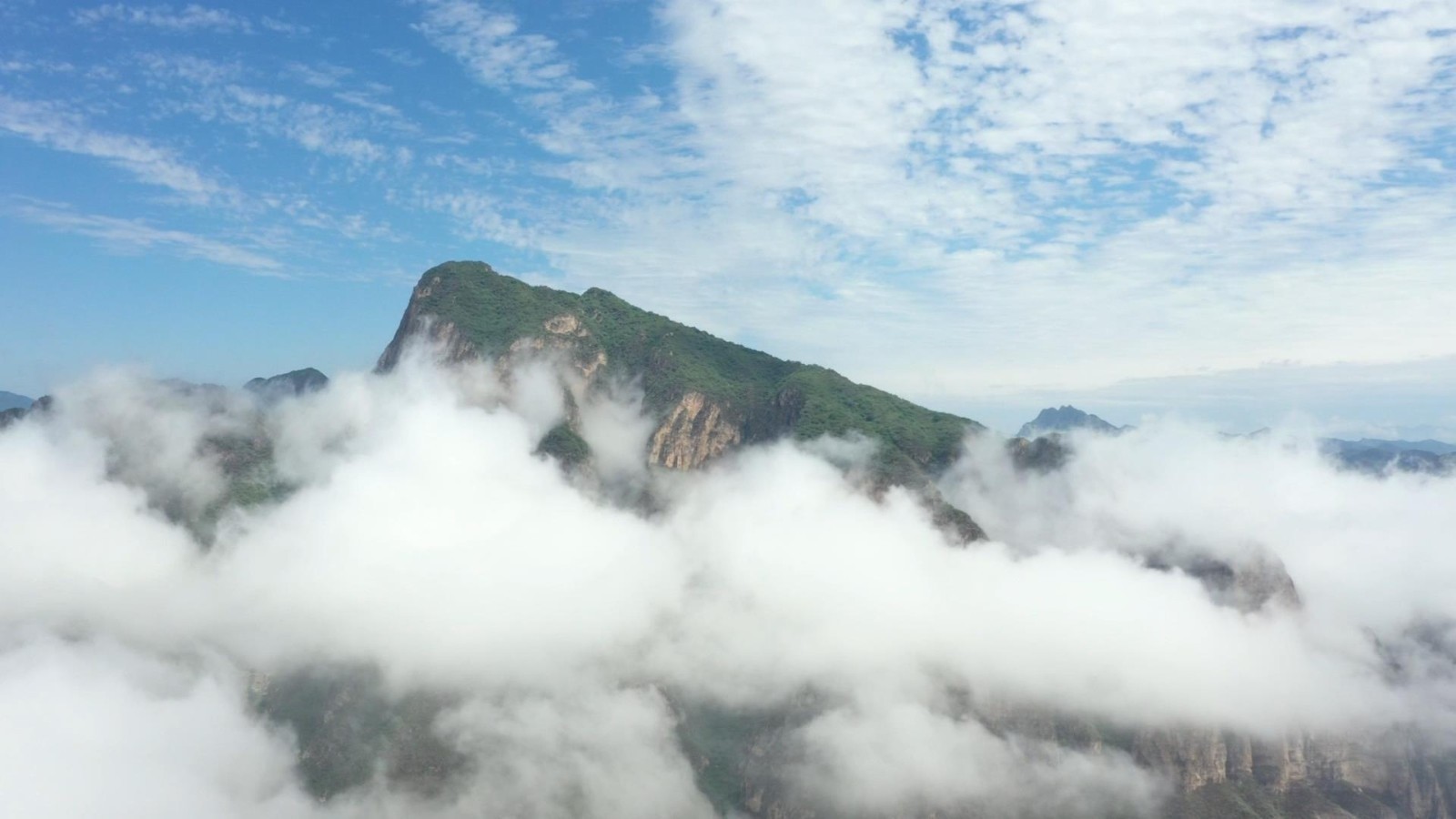 雾海茫茫绿意浓  雨后清凉最美冬奥城