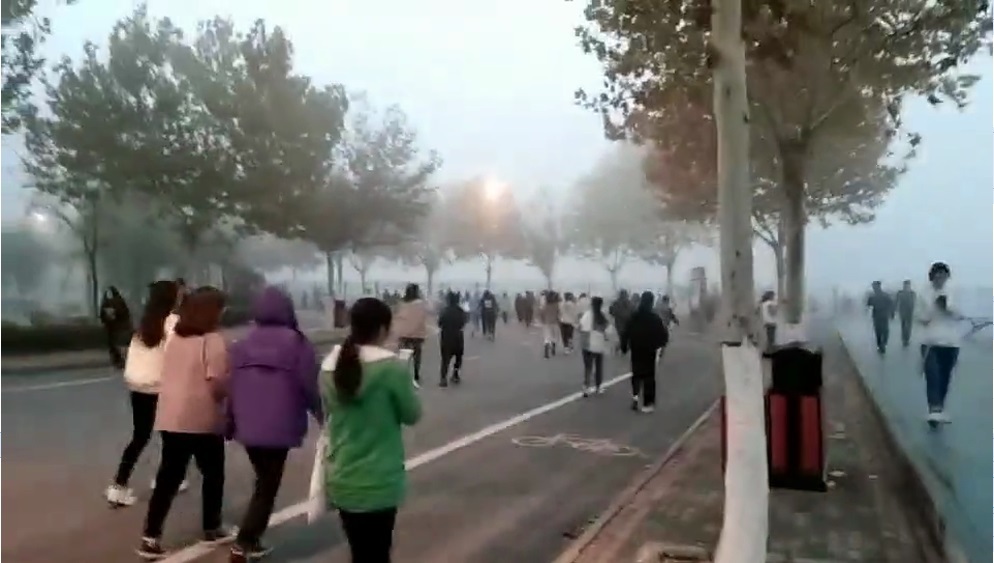 郑州一高校被指雾霾天强迫学生晨跑，校方否认