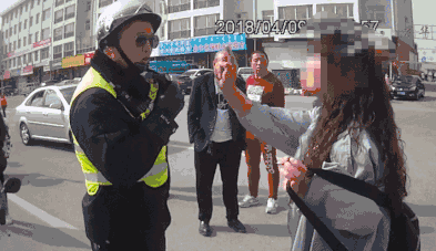 一女子辱骂殴打交警 暴力抗法 被刑拘!