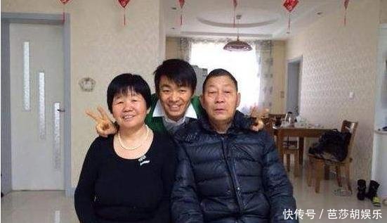 他是年收入千万的大明星,父母却在农村种地,得