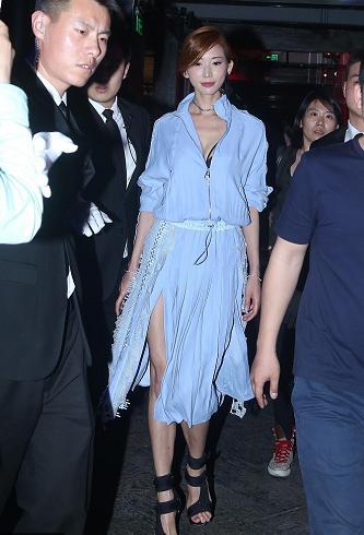 林志玲万年露腿秀身材,近日裙子又露到了大腿