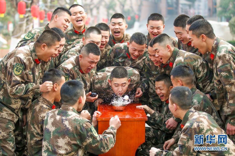 2月8日,东部战区空军航空兵某旅组织新飞行员进行训练