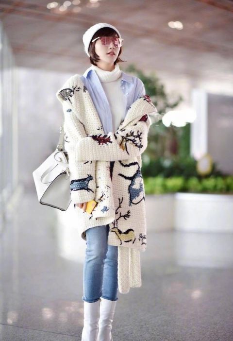 景甜晒照了,拍照姿势好看,身上的衣服更时髦!