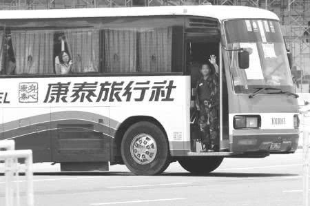 为啥国内旅行团总宰客?导游表示:是你们贪小便