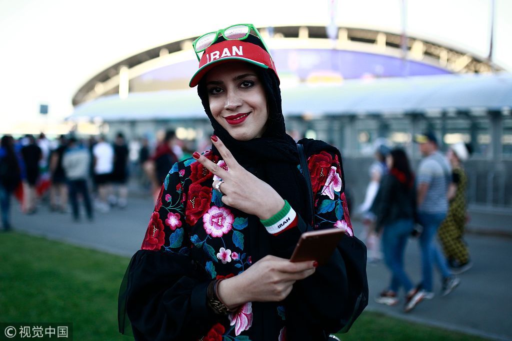身穿民族服饰的伊朗女球迷