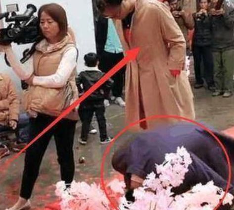 农村小伙娶城里姑娘,女方父母嫌弃没来,婚礼上