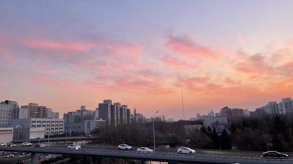 北京粉紫色朝霞再现天空 带来一天好心情