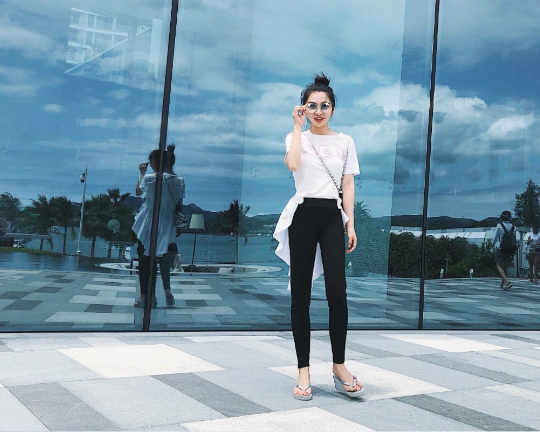 前上海上港球员孙祥的妻子,近日晒出自己与孩