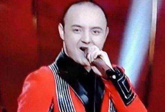 上次被你们嘲讽的秃顶童星阿尔法, 他的头发长