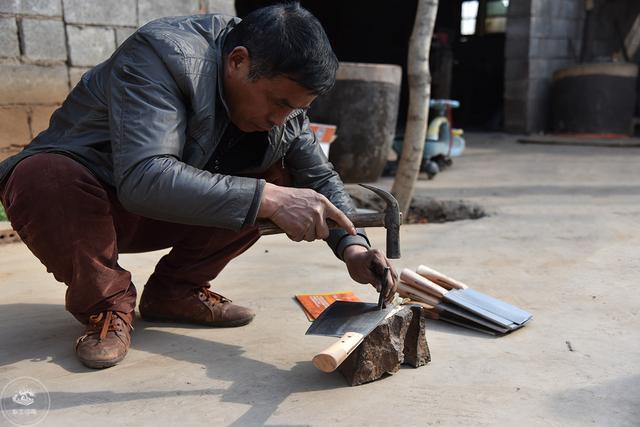 农村铁匠手工锻刀三十年,刀上刻字如手写
