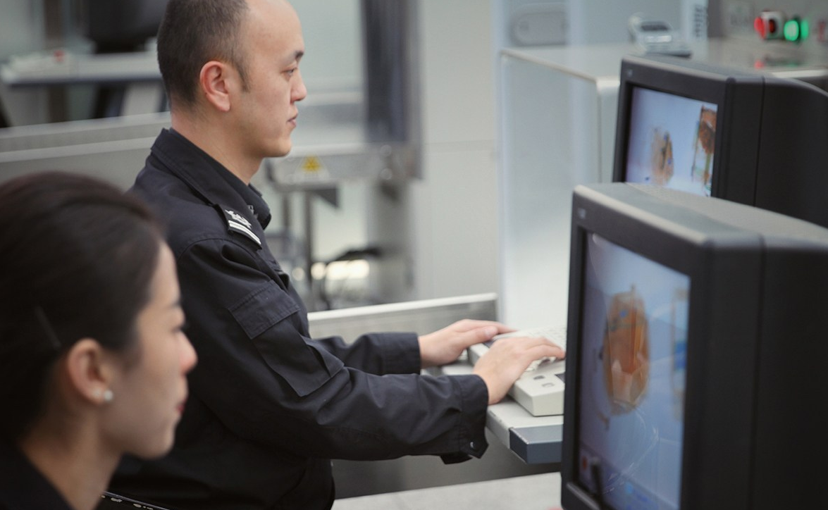 探访机场安检开机员:盯屏幕是技术活