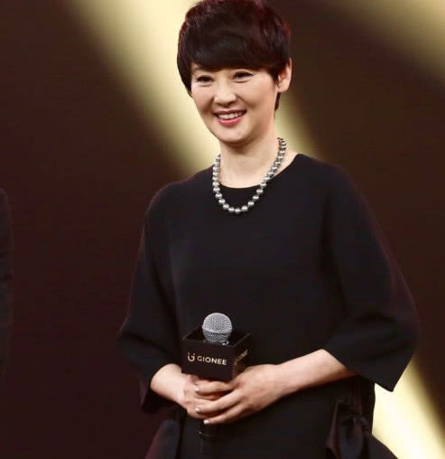 曾被初恋男友赶出家门,给导演当6年情人被扶正,如今