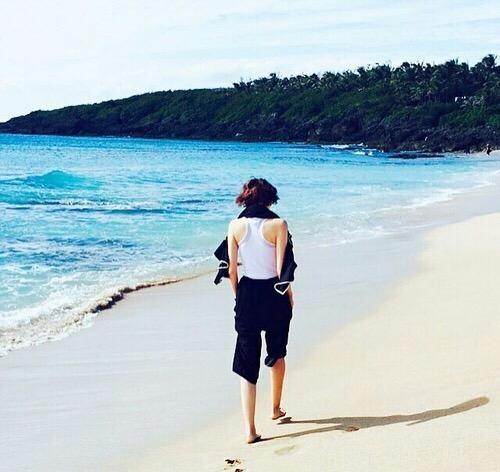 明星私服背影: 杨幂的腿真无敌,热巴以前是真瘦