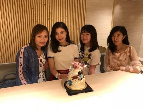 李嘉欣的姐姐被指脸垮掉,从小不如妹妹好看是