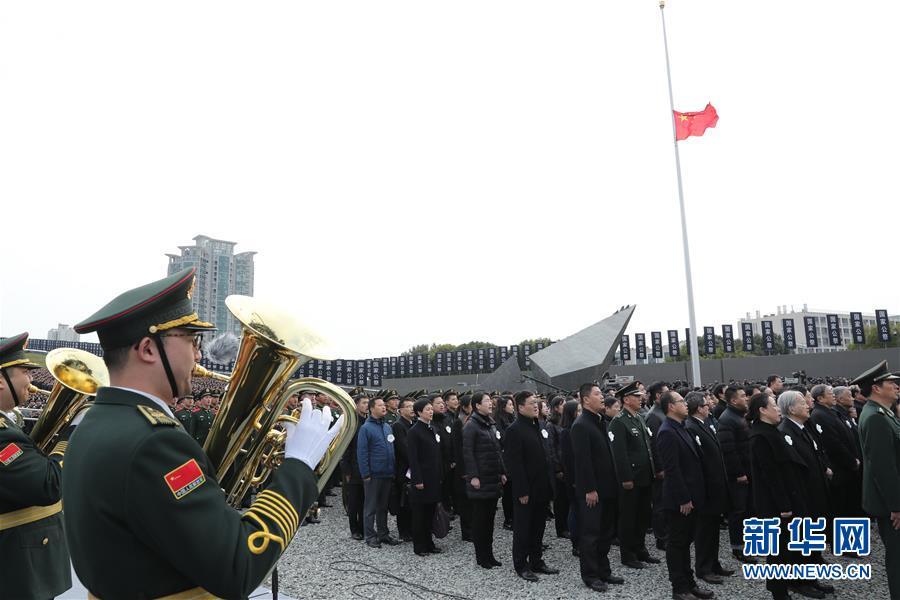 清晨，南京大屠杀死难者国家公祭日升旗和下半旗仪式。