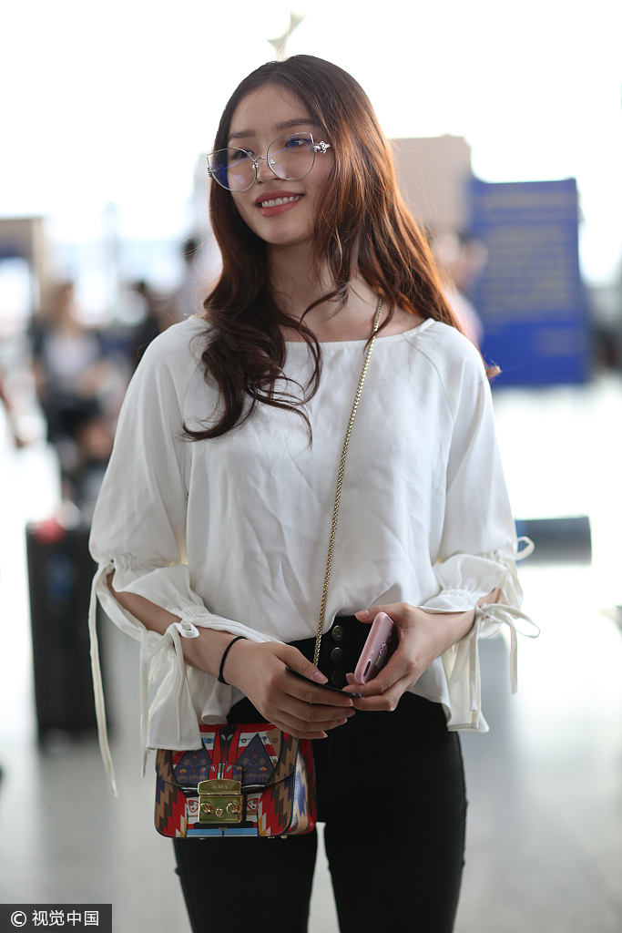 明朗少女奇遇记!林允机场变身好奇宝宝