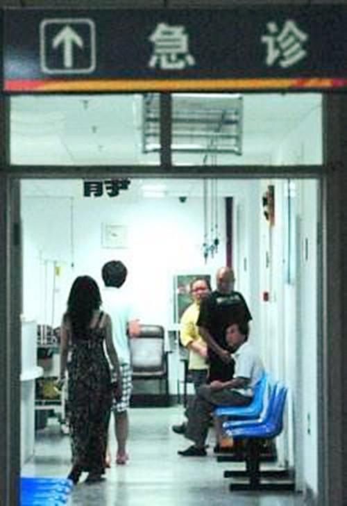 公公带娃不哭闹,3月宝宝抽搐送医后,公公差点