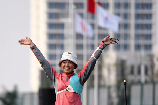 运动会女子射箭个人赛决赛在山西选手方玉婷和同队队友吕娜之间展开