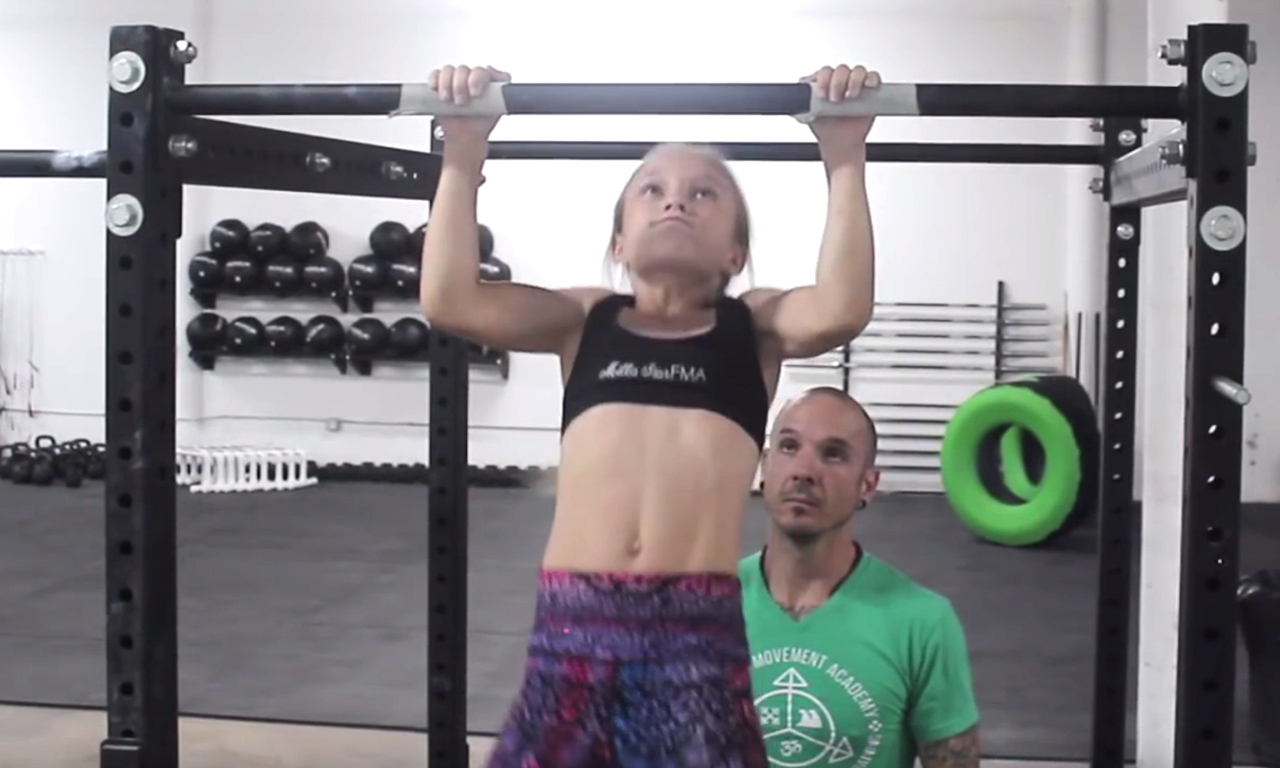 米拉是从7岁开始训练的，她的老爸是位专业的Crossfit教练，之所以让女儿健身也是出于不被欺负的初衷，希望她能保护自己！