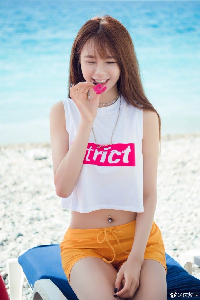 沈梦辰在微博中晒出一组在海边拍的美照