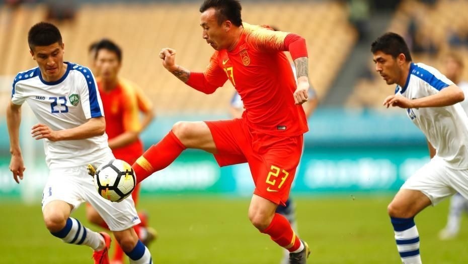 3月25日，中国队王永珀在比赛中拼抢。当日，在广西南宁举行的2019年中国杯国际足球锦标赛季军争夺战中，中国国家男子足球集训队（红）以0比1不敌乌兹别克斯坦队。中新社记者 富田 摄