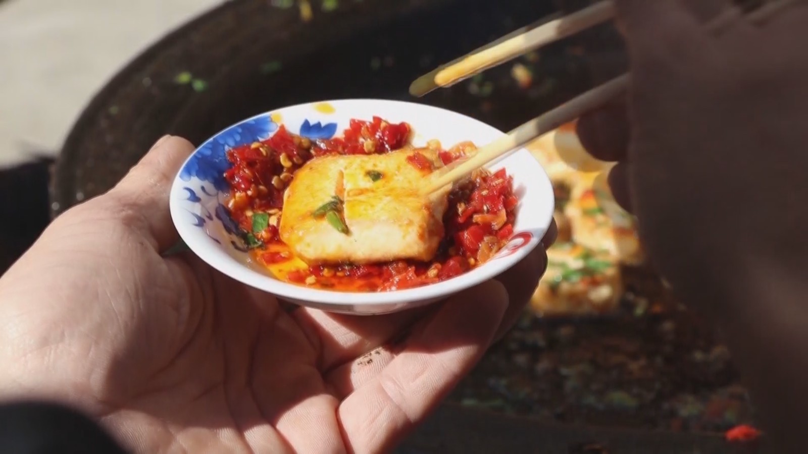 冬日好滋味:油煎徽州毛豆腐,食客闻香而来 冬日好滋味:油煎徽州毛豆腐,食客闻香而来