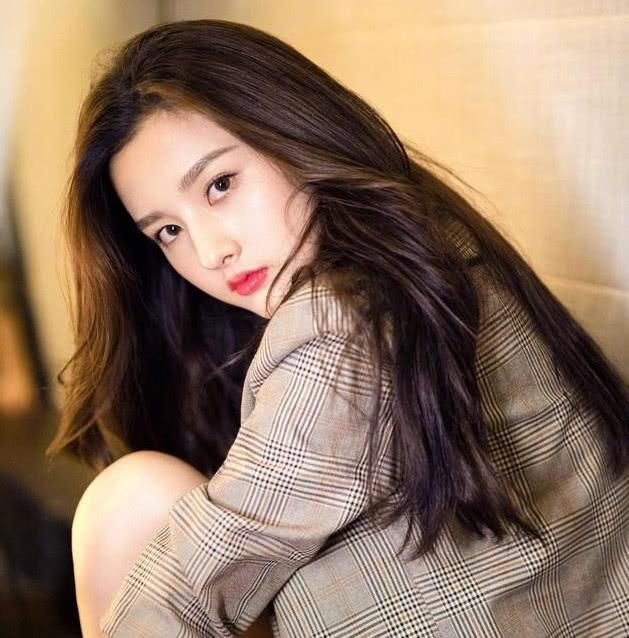 宋祖儿现身高考考场,眉头紧锁头发枯黄,周冬雨