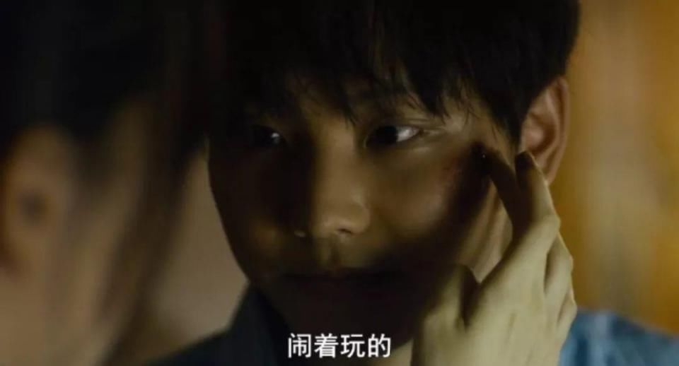 没想到男生将她灌醉，还拍下了不雅照片。下班回家的韩公主看到这一切，十分愤怒。她替朋友出头，要求他们离开自己的家，没想到却惹怒了这帮小混混。他们狠狠教训了东允，还逼迫他欺骗韩公主喝下带有迷药的饮料。