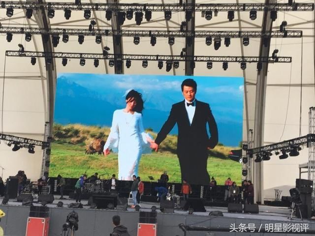 窦靖童音乐节,周迅李亚鹏现场支持,看了这一点