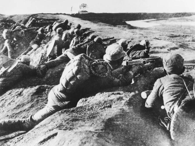 1937年抗日战争全面爆发后，中国共产党在南方八省的红军及游击队改编为国民革命军陆军新编第四军（简称新四军）。这是1938年11月3日，新四军战士在马家园战斗中打击敌人。