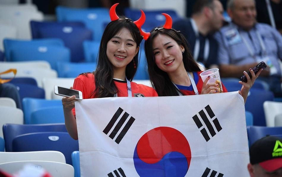 世界杯亚洲佳丽:日本女球迷像邻家女孩 韩国美