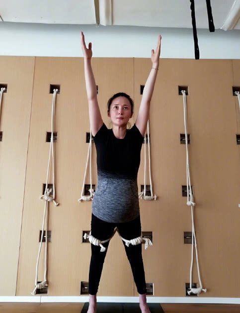 蒋勤勤怀二胎做瑜伽肚子圆滚滚 网友:难怪只胖