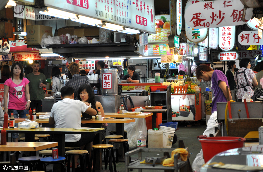 中国美食大全，国内小吃之都十大排行榜。哪座城市的小吃，在世界知名度最高?哪座城市的小吃，最有特色?一份“中国顶级小吃之都排名”在微博上火了，排名前三位的城市依次为台北、成都、西安。“中国顶级小吃之都十大排行榜”上榜城市依次为台北、成都、西安、重庆、香港、广州、武汉、长沙、北京、上海。
1、台湾：台湾小吃，是一系列台湾的街头食物的总称。狭义而言，仅指发源于台湾的小吃，如：珍珠奶茶;广义来说，亦可以包括那些于台湾兴盛、创新，而于台湾随处可见甚至发扬光大的庶民美食，如：生煎包、蚵仔煎、爌肉饭、肉粽、担仔面、起司马铃薯、卤肉饭、碳烤鸡排、蜜汁烧烤等;至于最广义的定义，甚至可以包括任何在台湾十分普及的小吃，像是台湾葱油饼、臭豆腐、猪血糕等。