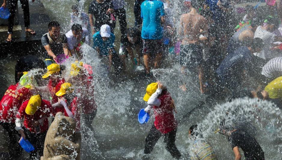 在简短而隆重的开幕式结束后,保亭整个县城进入“狂欢”模式,成为水花和欢乐的世界。