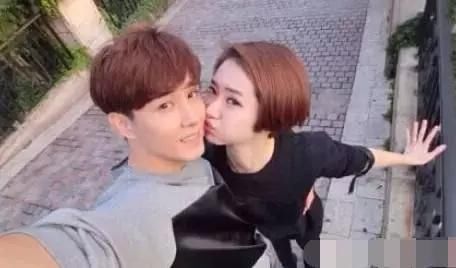 李承铉韩国综艺首度公开戚薇照片,惊艳美貌惊