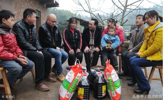 老师暑假没去做扶贫工作,校长新学期开会点名