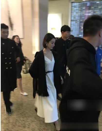 路人曝光赵丽颖的身材,瘦成排骨胸太弱不禁风