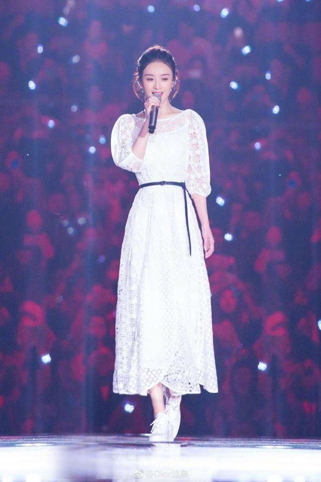 赵丽颖真低调,白裙配小白鞋就现身舞台,尽显邻