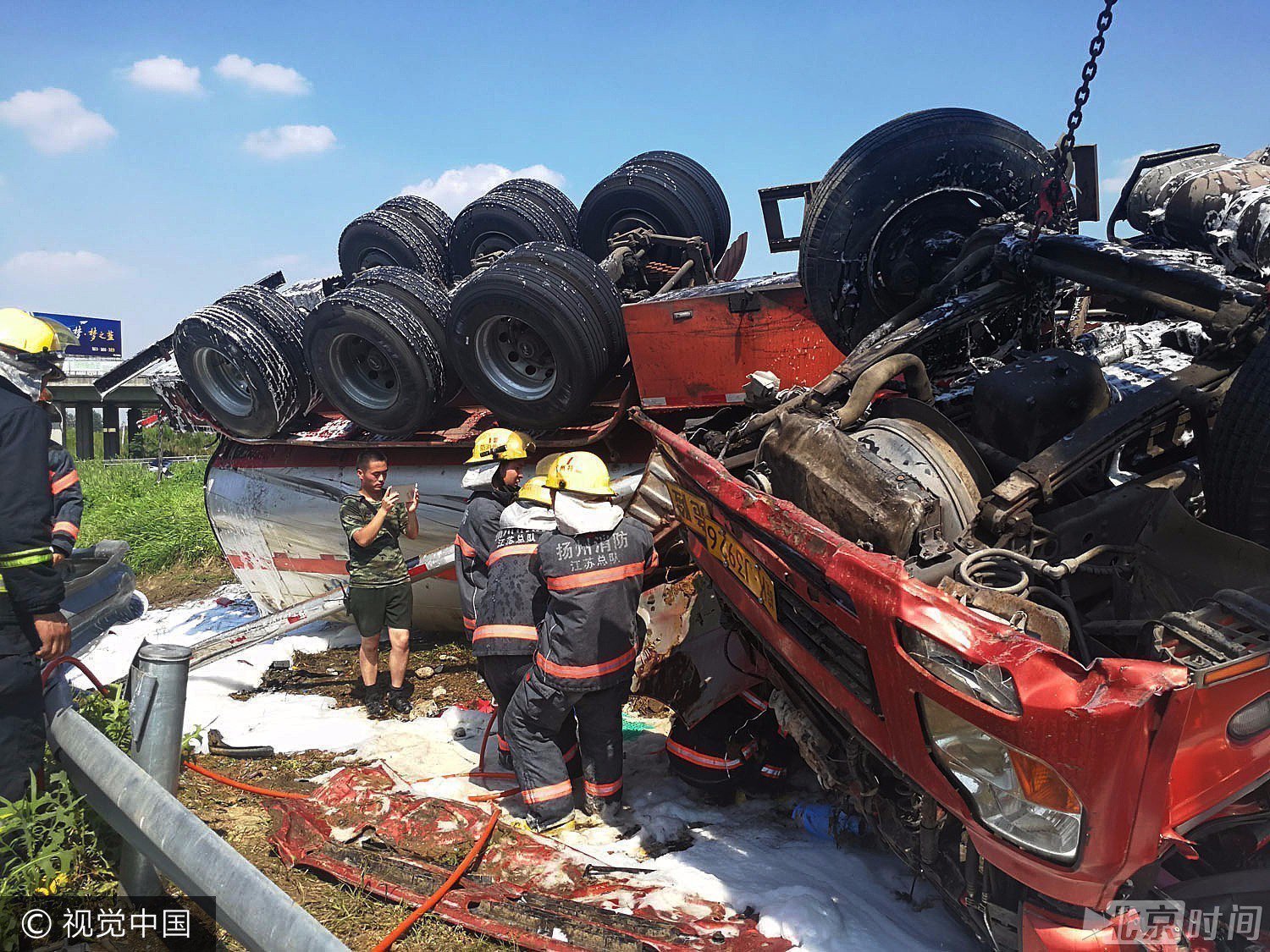 槽罐车高速匝道侧翻 消防队员顶烈日救出被困者