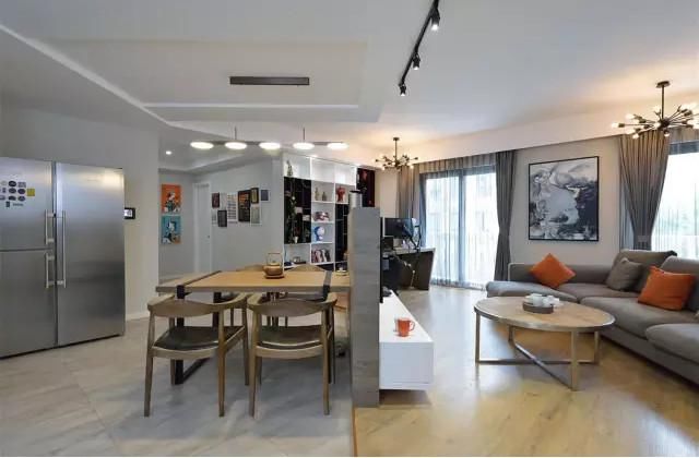 装修的时候,设计师根据户型采用了斜角式的客餐厅设计布局,当时还有所