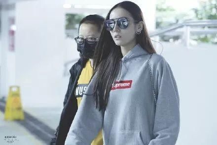 晓彤浴池鸳鸯戏水?可女方这皮肤是不是太黑了