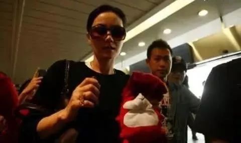 谢霆 锋王 菲再度分手,王菲哭着上飞机,李亚 鹏