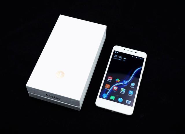 这款手机售价不足苹果7P的零头, 玩王者荣耀却