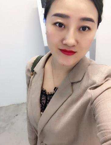 葛珊珊在微博中晒出了两张美艳自拍,并写道:"改变自己,哈哈,还得减肥