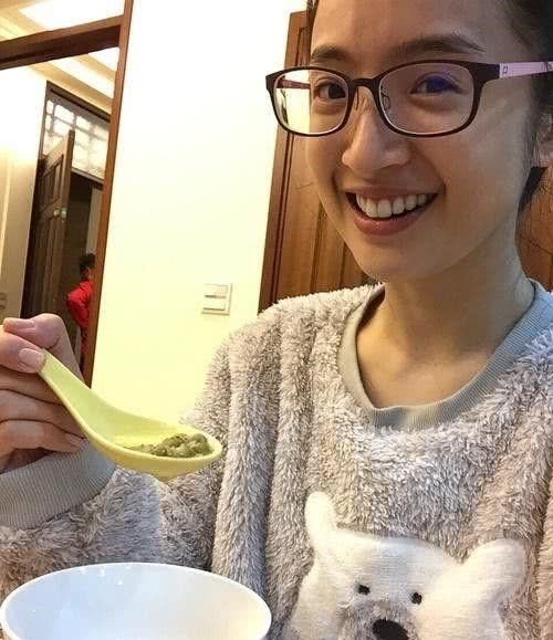 女星穿睡衣玩素颜自拍:林依晨显嫩,Baby比化妆