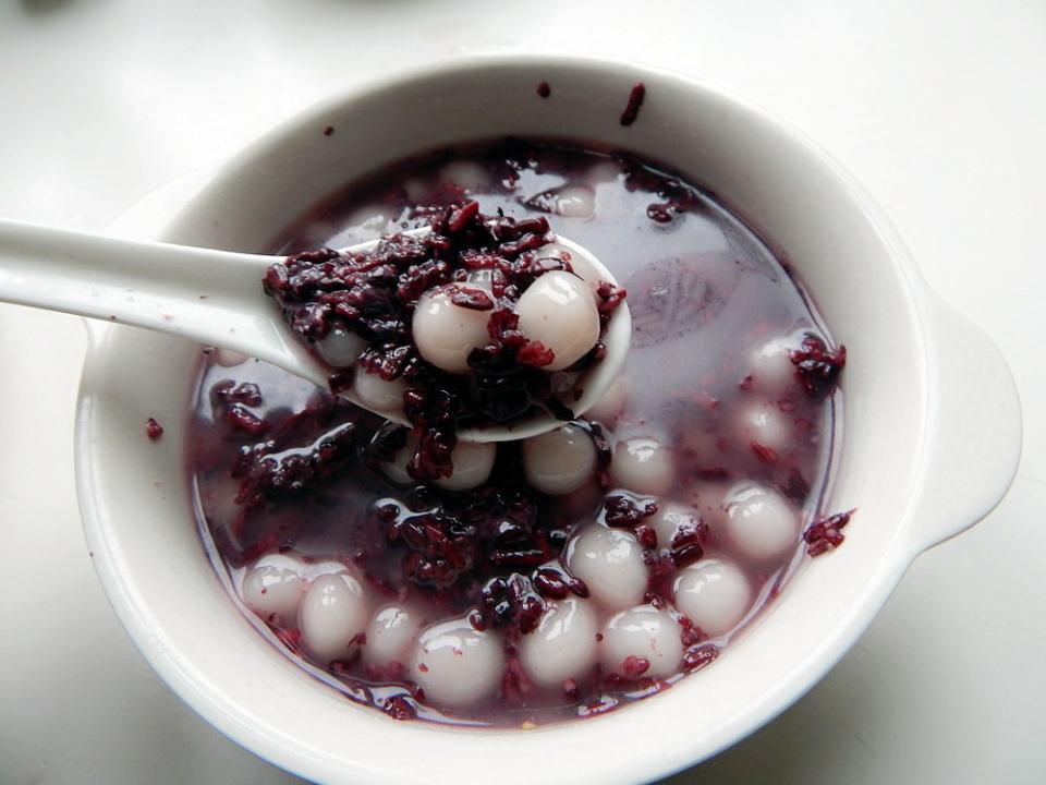 自从来的苏州就爱上了这个小吃, 天气好自己在家发了一些黑米酒酿